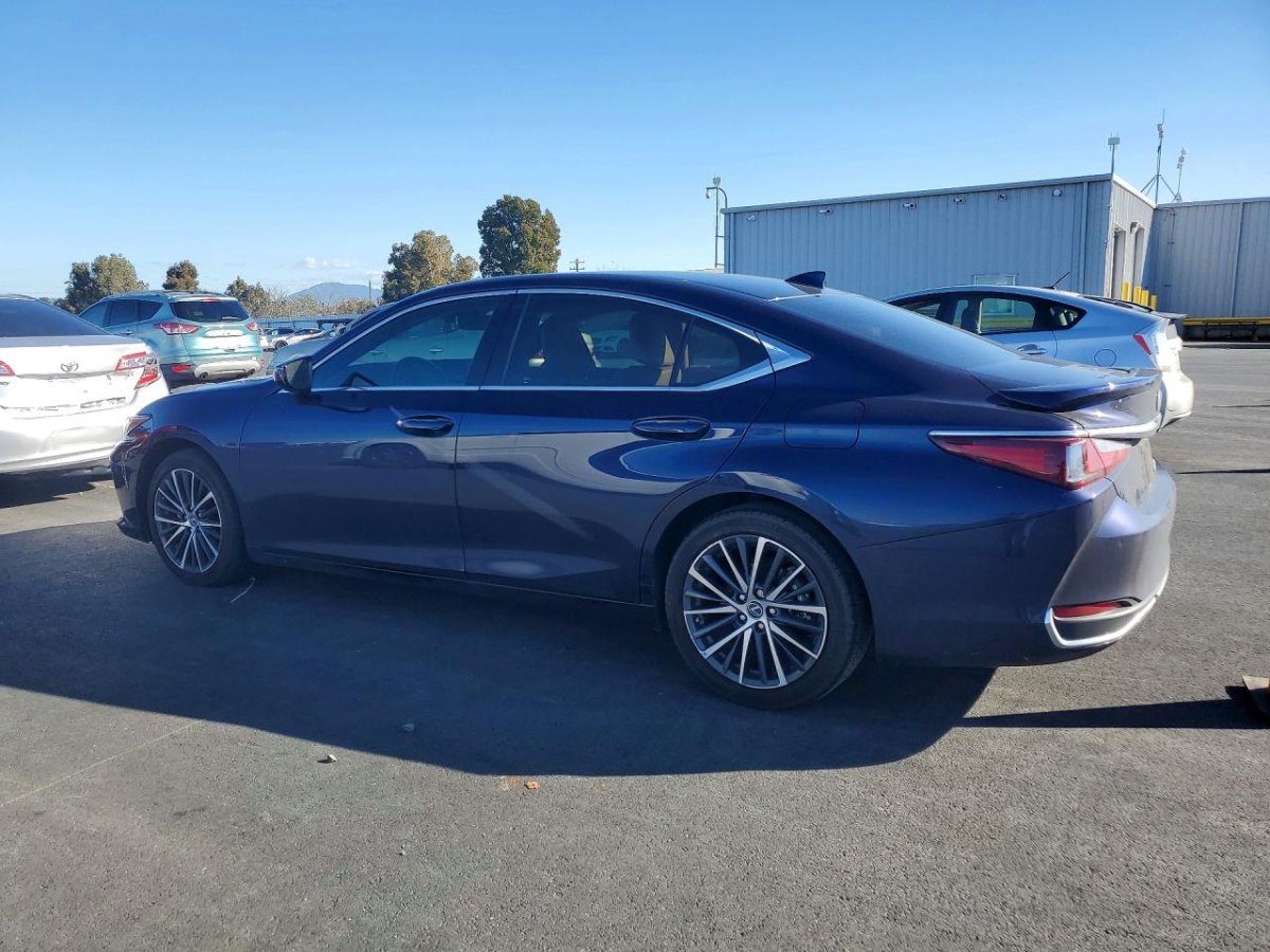 Lexus ES, 300H Base