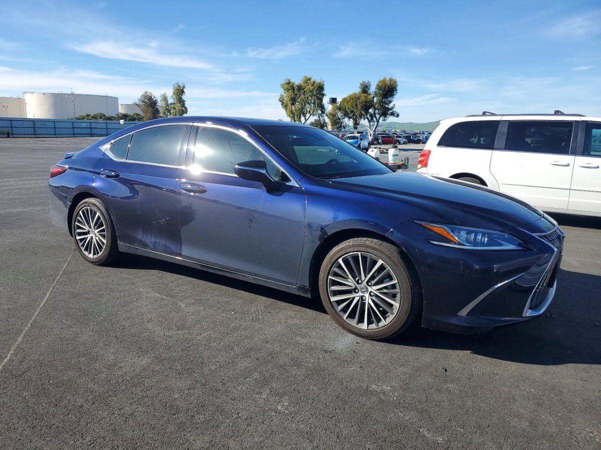 Lexus ES, 300H Base