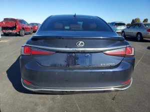 Lexus ES, 300H Base