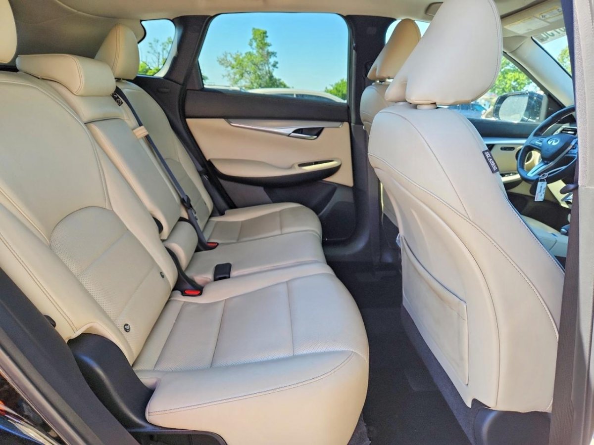 Infiniti QX50, Essential